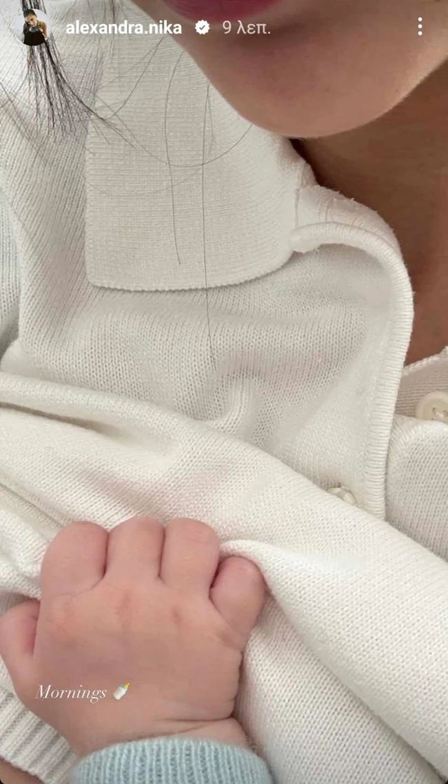 Η Αλεξάνδρα Νίκα φωτογραφίζει τον γιο της ενώ θηλάζει - εικόνα 1