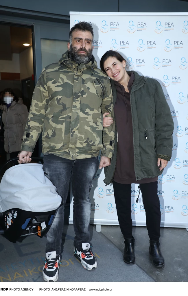 Μάρα Δαρμουσλή | Αγκαλιά με τον σύζυγό της κατά την έξοδο από το μαιευτήριο με τον νεογέννητο γιο τους