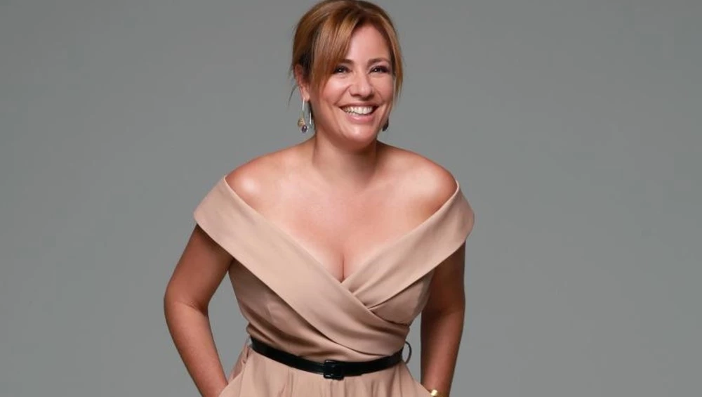 Η Μαριάννα Τουμασάτου στο θέατρο Άλσος | Αμακιγιάριστη με τα πιο αμφιλεγόμενα παπούτσια του καλοκαιριού