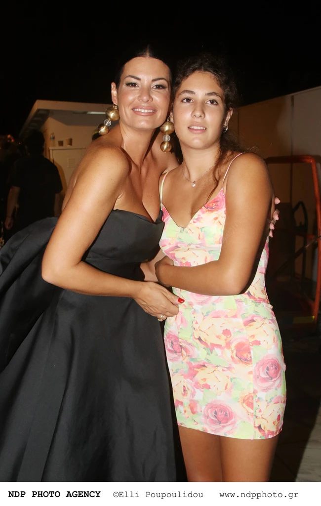 Μαρία Κορινθίου | Η πανέμορφη throwback φωτογραφία από τα 17 της - Σαν δυο σταγόνες νερό με την κόρη της Ισμήνη