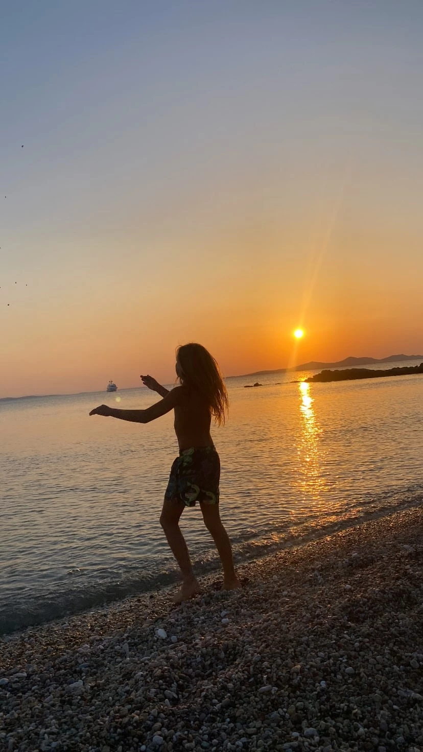 "Σαν δελφίνι" ο Αρίωνας Κατσούλης | Ο γιος της Κατερίνας Καραβάτου δεν αποχωρίζεται το υγρό στοιχείο