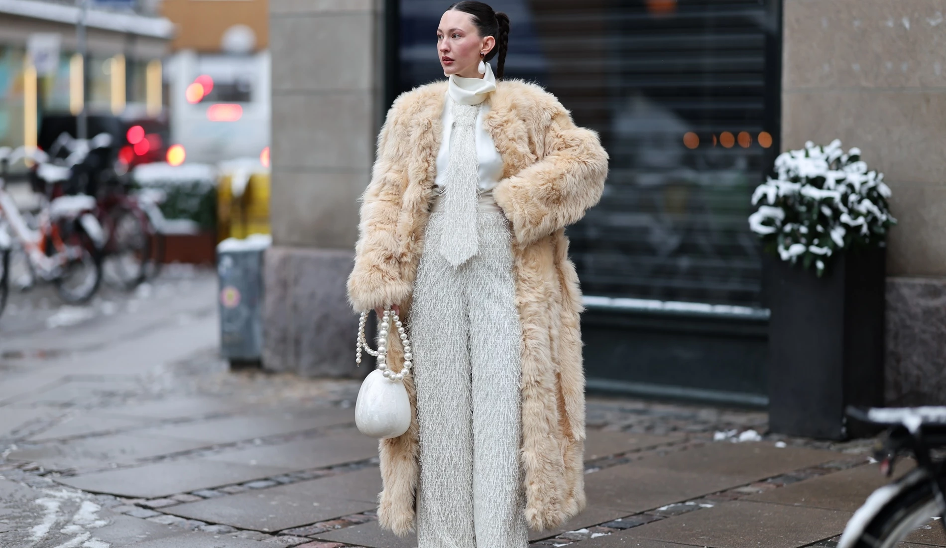 Αυτή είναι η μίνι τσάντα με εφέ γούνας από τη Zara Home που θα λατρέψεις