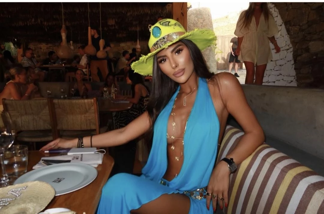Το look της Δέσποινας Γιαννακοπούλου στη Μύκονο