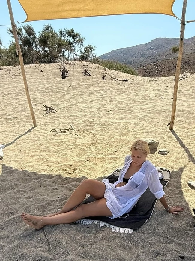 Το beach look της Ελένης Μενεγάκη