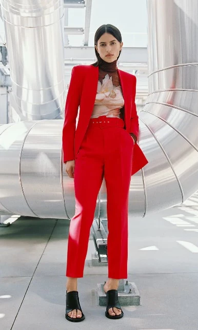 Το κοστούμι της Ζέτας Μακρυπούλια είναι η ανανέωση που χρειάζεται στο office style σου