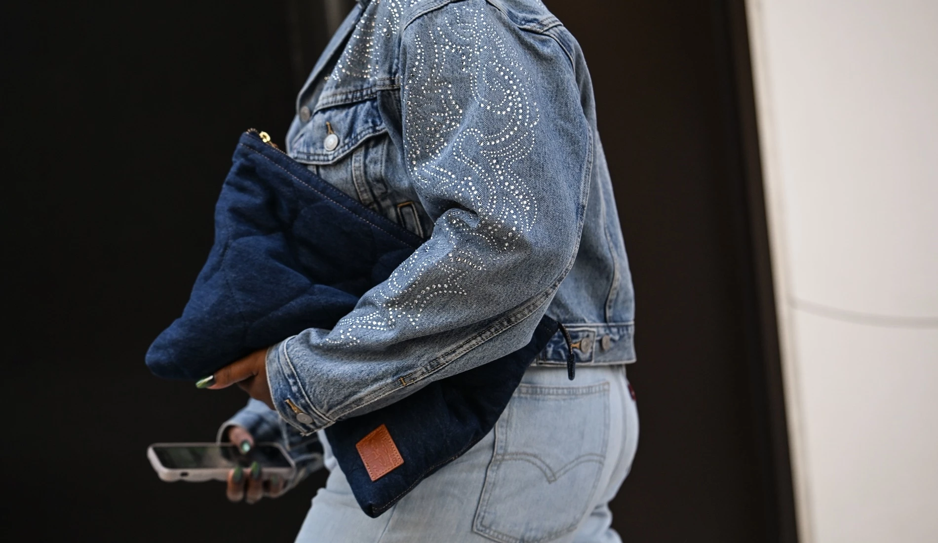 Fab Five | 5 stylish looks που μπορείς να δημιουργήσεις με τζιν παντελόνι τις γιορτές