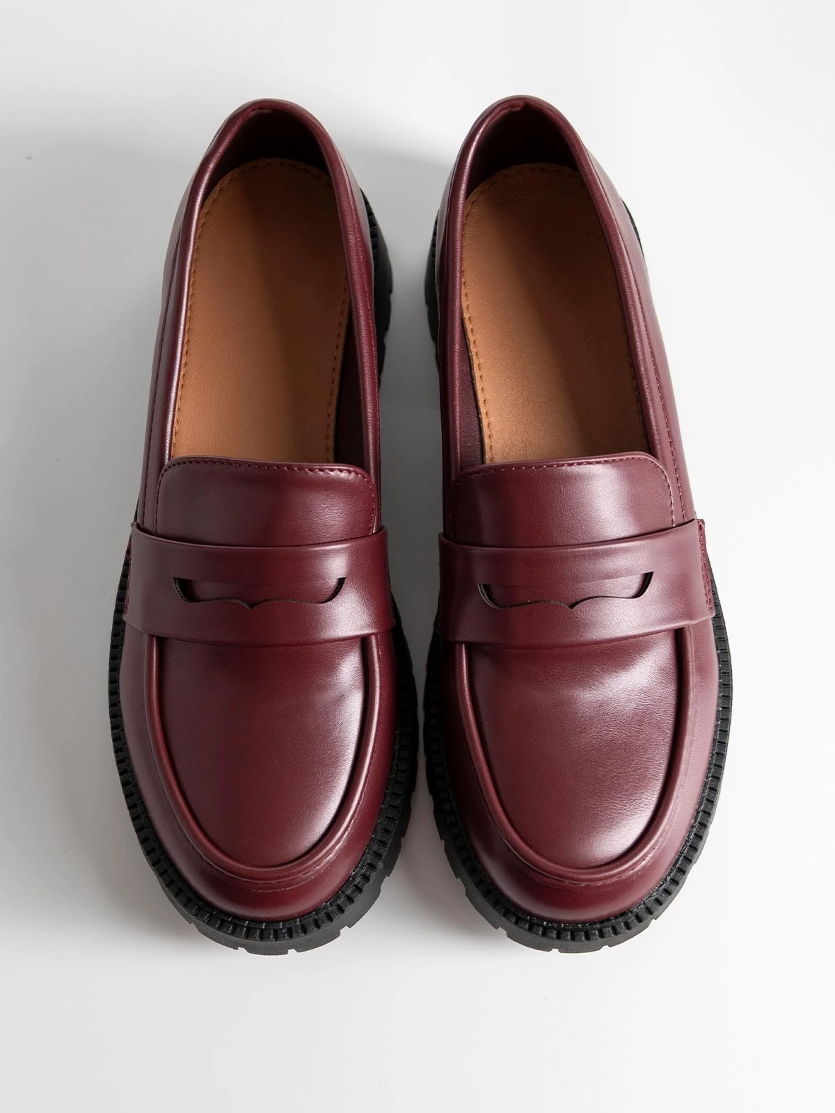 Αυτά είναι τα άνετα loafers που θα φοράς ξανά και ξανά φέτος