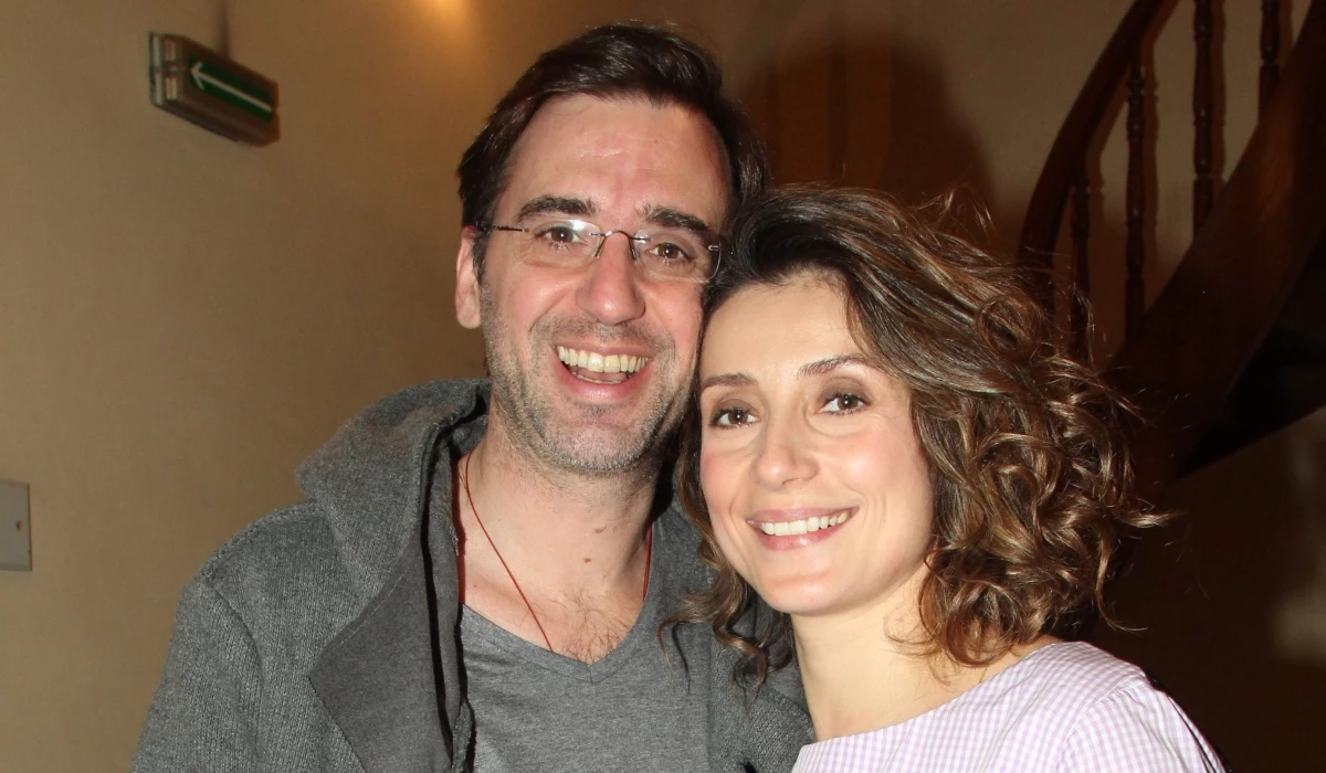 Mε maxi black dress και τον Νικηφόρο Χαραγκιώνη στο πλευρό της | Η Ευδοκία Ρουμελιώτη στην avant premiere της σειράς 