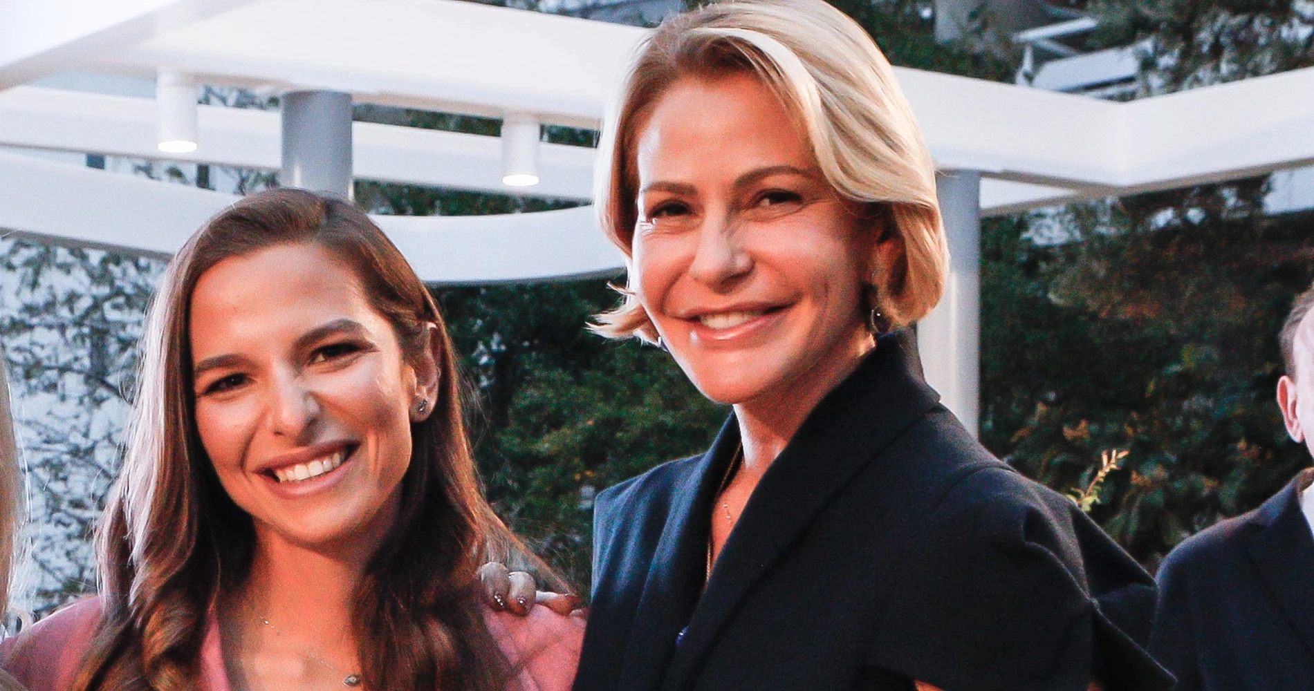 Η Τζένη Μπαλατσινού με το πιο κομψό πανωφόρι | Ιδανικό για τη μεταβατική περίοδο