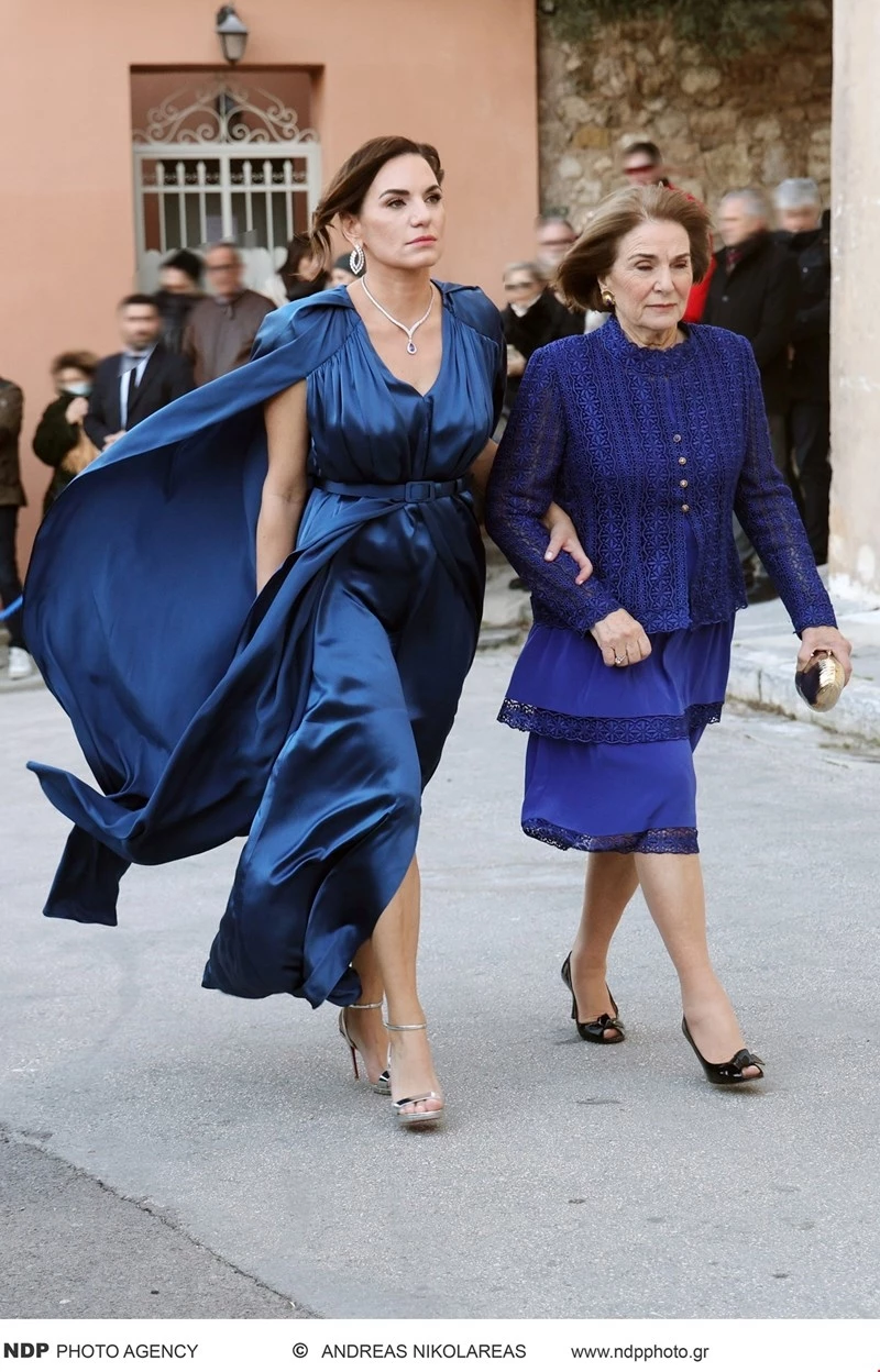 Όλγα Κεφαλογιάννη | Με royal blue σατέν φόρεμα στον γάμο του Νικόλαου Ντε Γκρες και της Χρυσής Βαρδινογιάννη