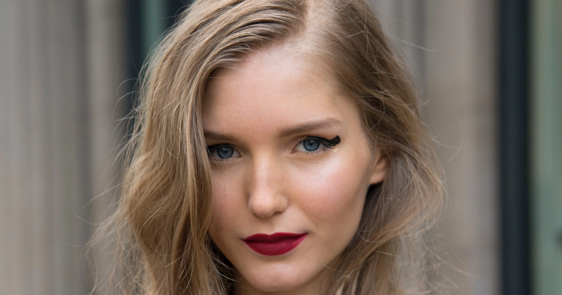 Champagne Rinse | Το μυστικό που φέρνει γούρι και κάνει τα μαλλιά να λάμπουν το βράδυ της Πρωτοχρονιάς