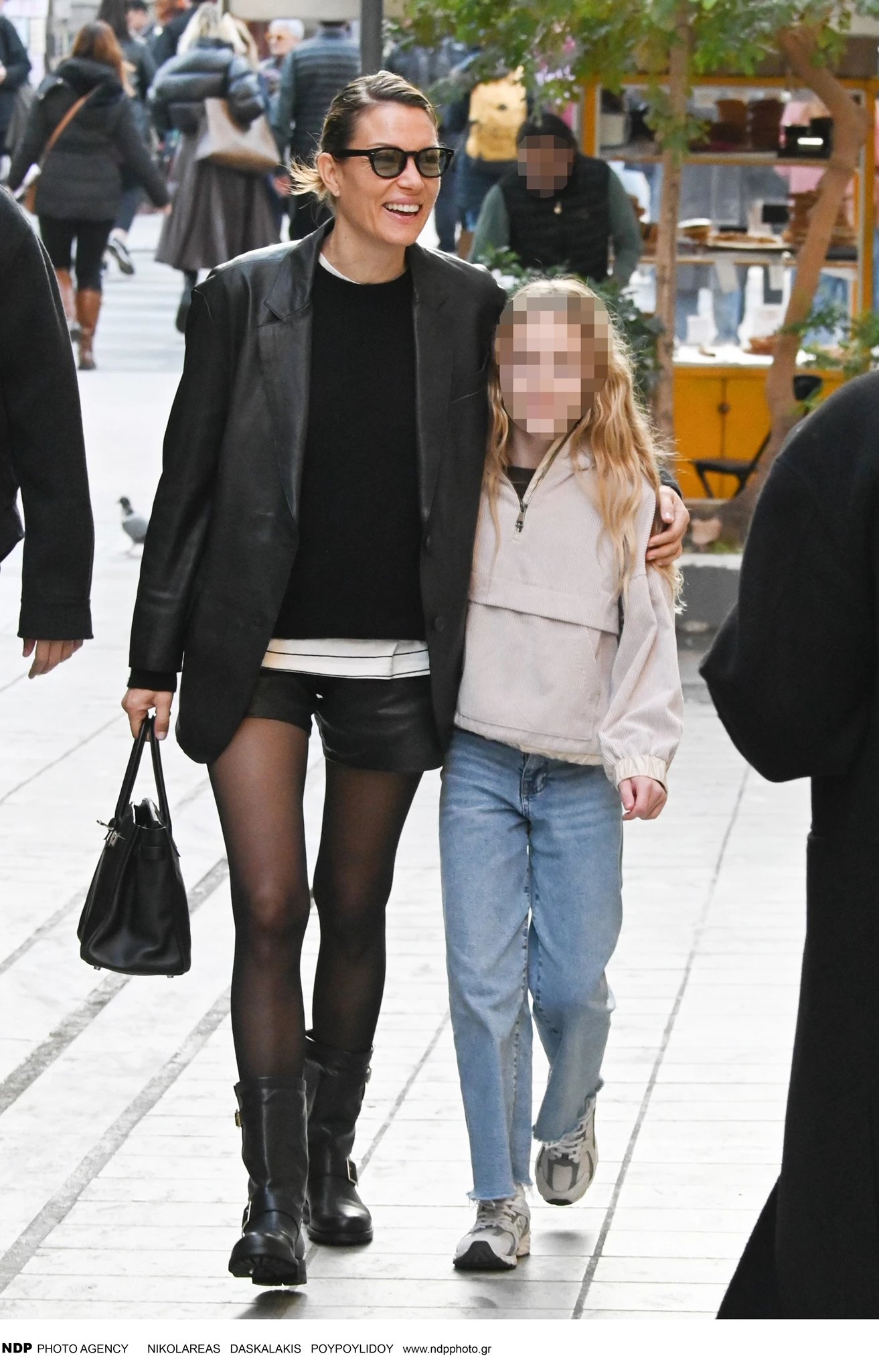 Βίκυ Καγιά & Μπιάνκα Κρασσά σε βόλτα στο κέντρο