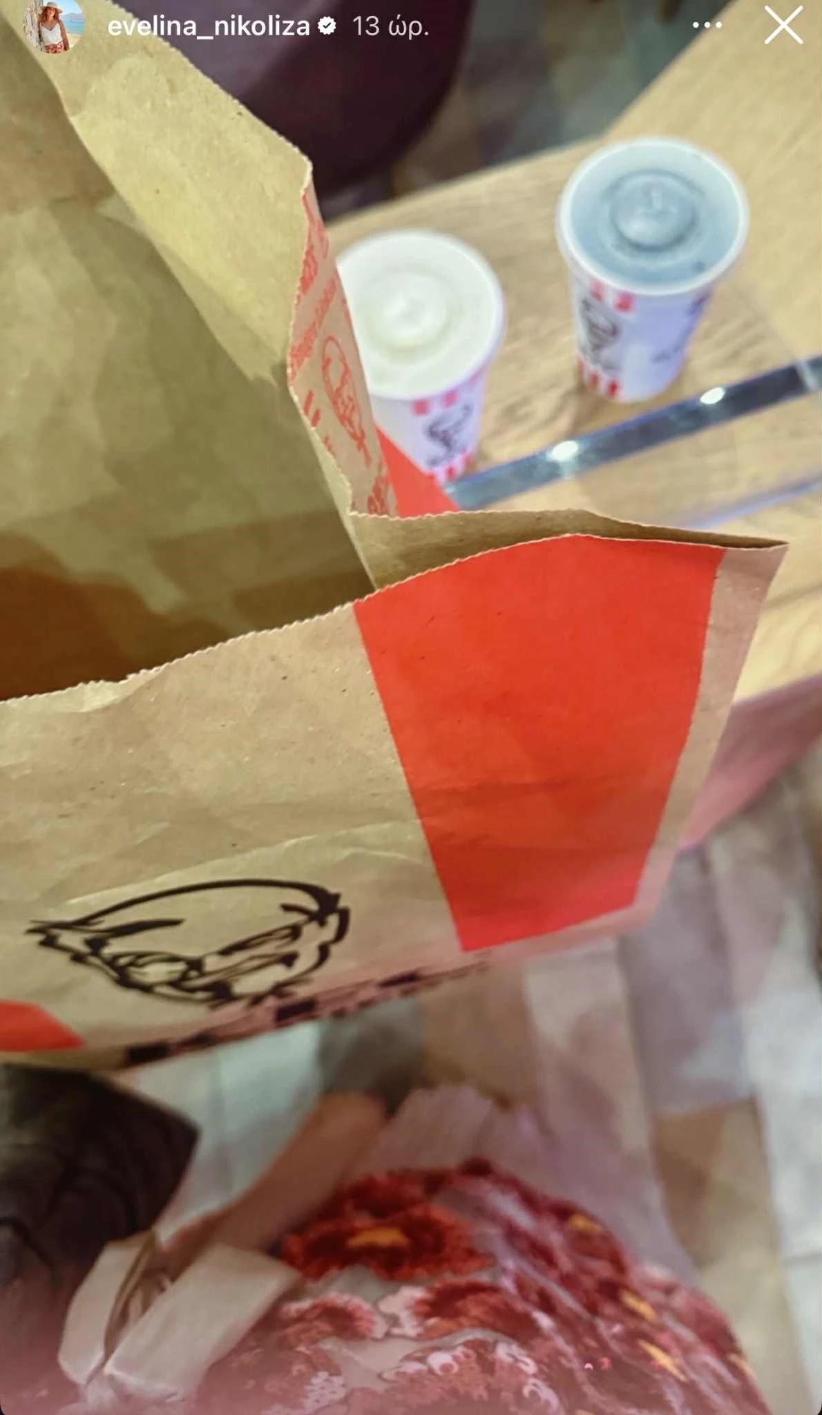 Η Εβελίνα Νικόλιζα τρώει το αγαπημένο της junk food στο Λονδίνο