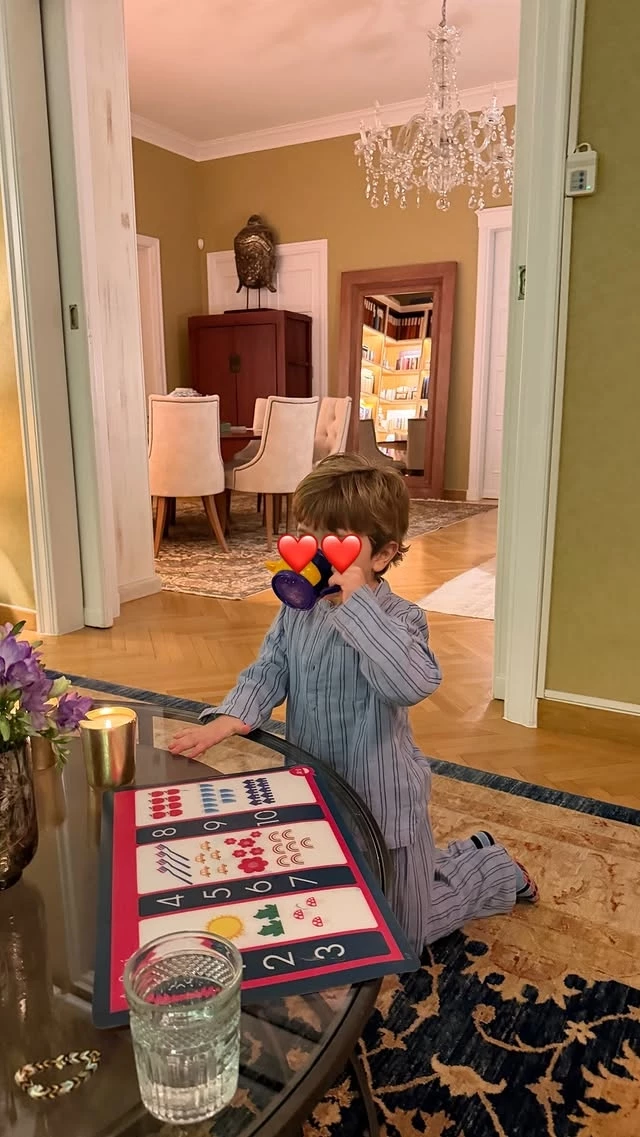 Ο Παναγιώτης Αντώνιος στο σαλόνι της Τζένης Μπαλατσινού