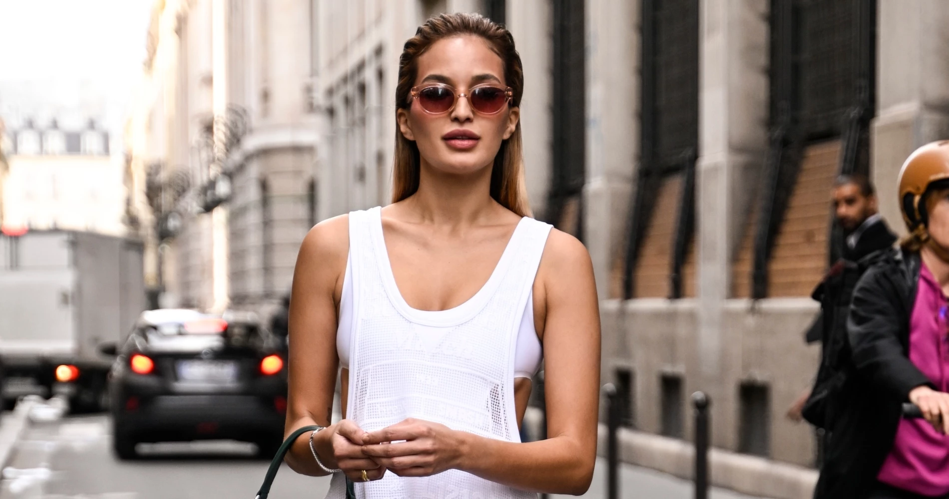 Το λευκό φόρεμα με κεντήματα από τη Stradivarius που θα σε βάλει σε mood διακοπών