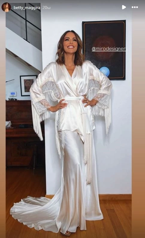 Η Μπέττυ Μαγγίρα με το πιο hot χρώμα πεντικιούρ του φετινού φθινοπώρου