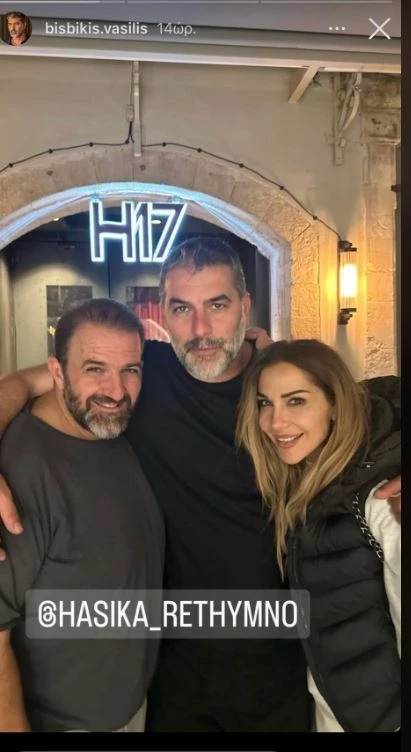 Δέσποινα Βανδή | Αγκαλιά με τον Βασίλη Μπισμπίκη σε βραδινή βόλτα - Το puffer της τραγουδίστριας