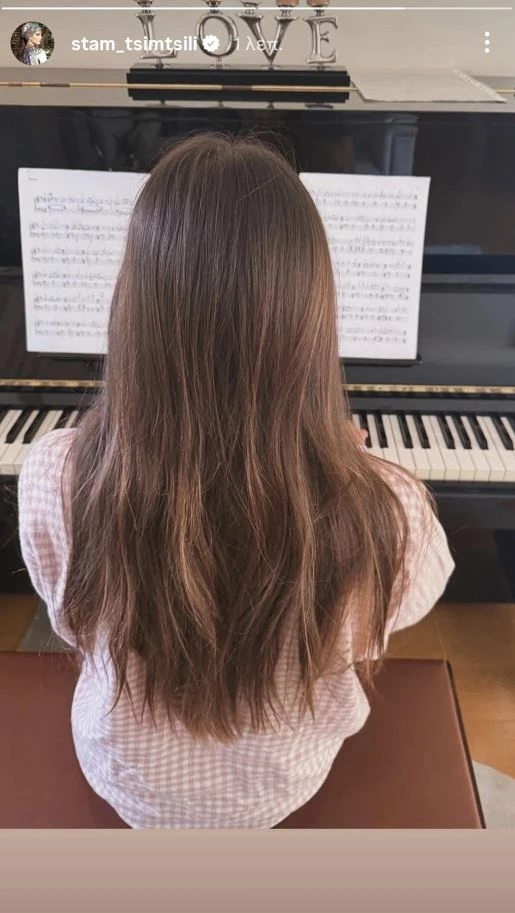 Με το ίδιο τζιν παντελόνι | Η matchy matchy εμφάνιση της Σταματίνας Τσιμτσιλή με την κόρη της στην Κόρινθο