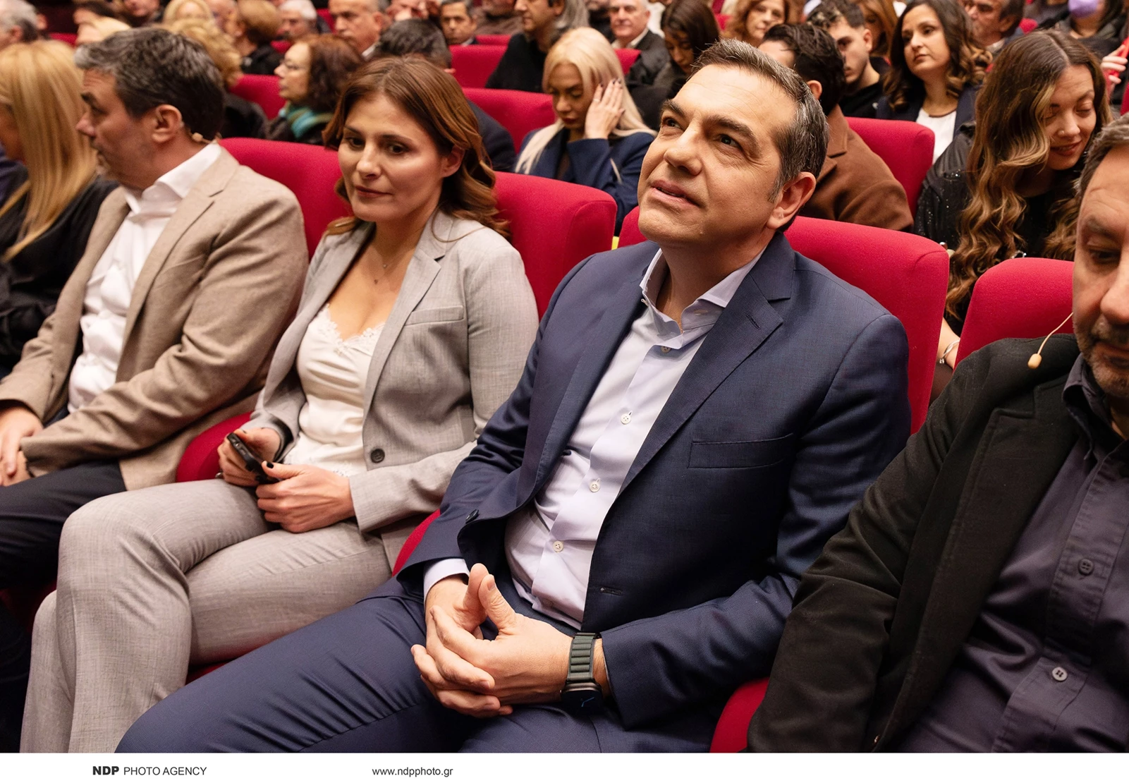 Η Μπέττυ Μπαζιάνα με γκρι κοστούμι και μαύρες γόβες στη Θεσσαλονίκη