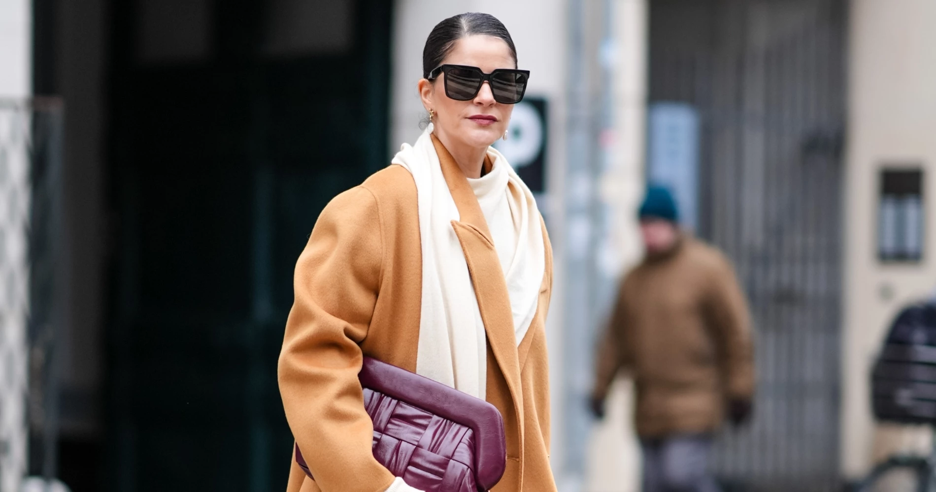 Οι καφέ δερμάτινες μπότες από τη Zara που ταιριάζουν τέλεια με φούστες και φορέματα