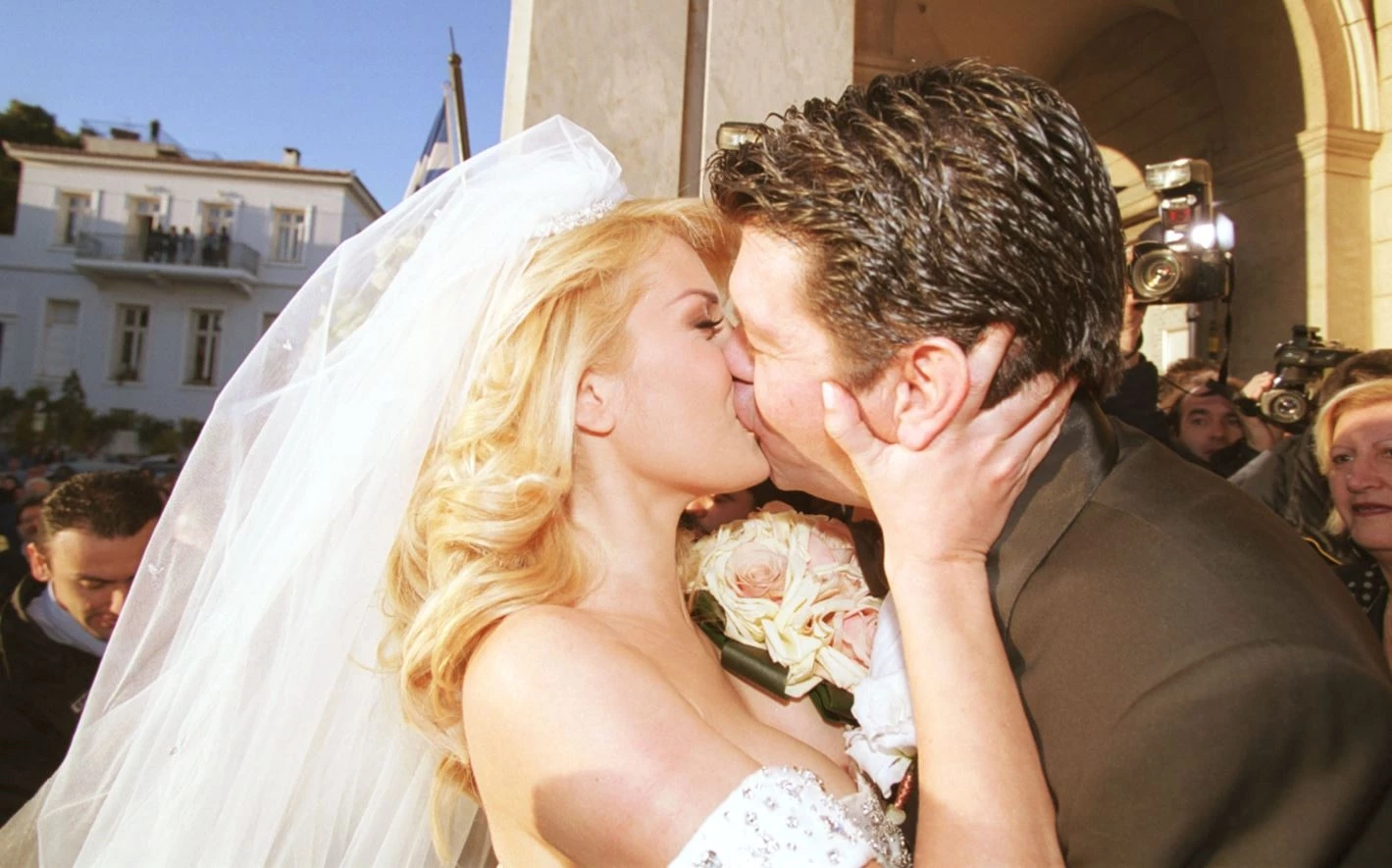 Ακριβώς 24 χρόνια πριν | Όταν η Ελένη Μενεγάκη παντρευόταν τον Γιάννη Λάτσιο με το 