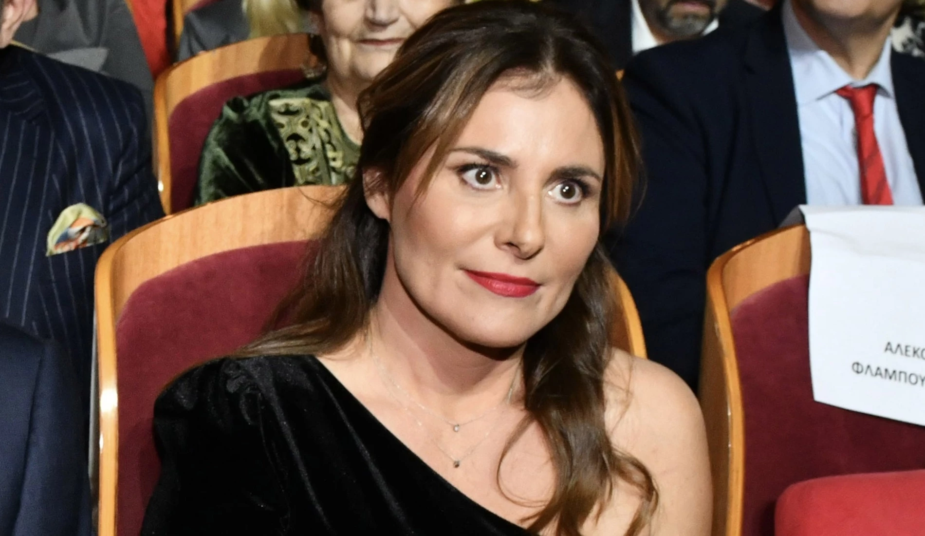 Η Μπέττυ Μπαζιάνα με βελούδινη one shoulder ολόσωμη φόρμα σε σπάνια εμφάνιση