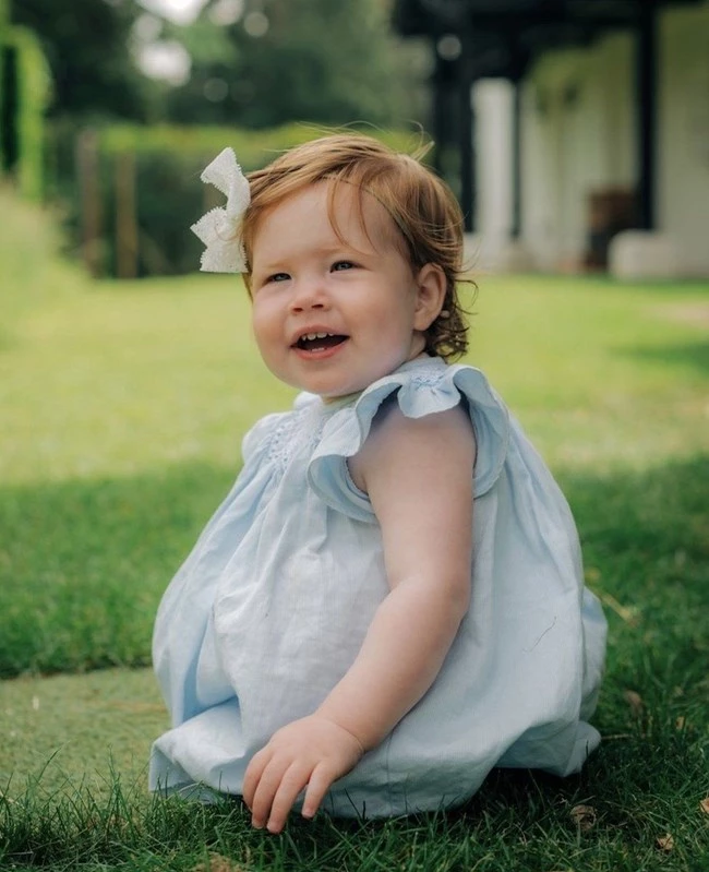 Μeghan Markle - Πρίγκιπας Harry | Η πρώτη φωτογραφία της κόρης τους και η σοκαριστική ομοιότητα με τον μπαμπά της