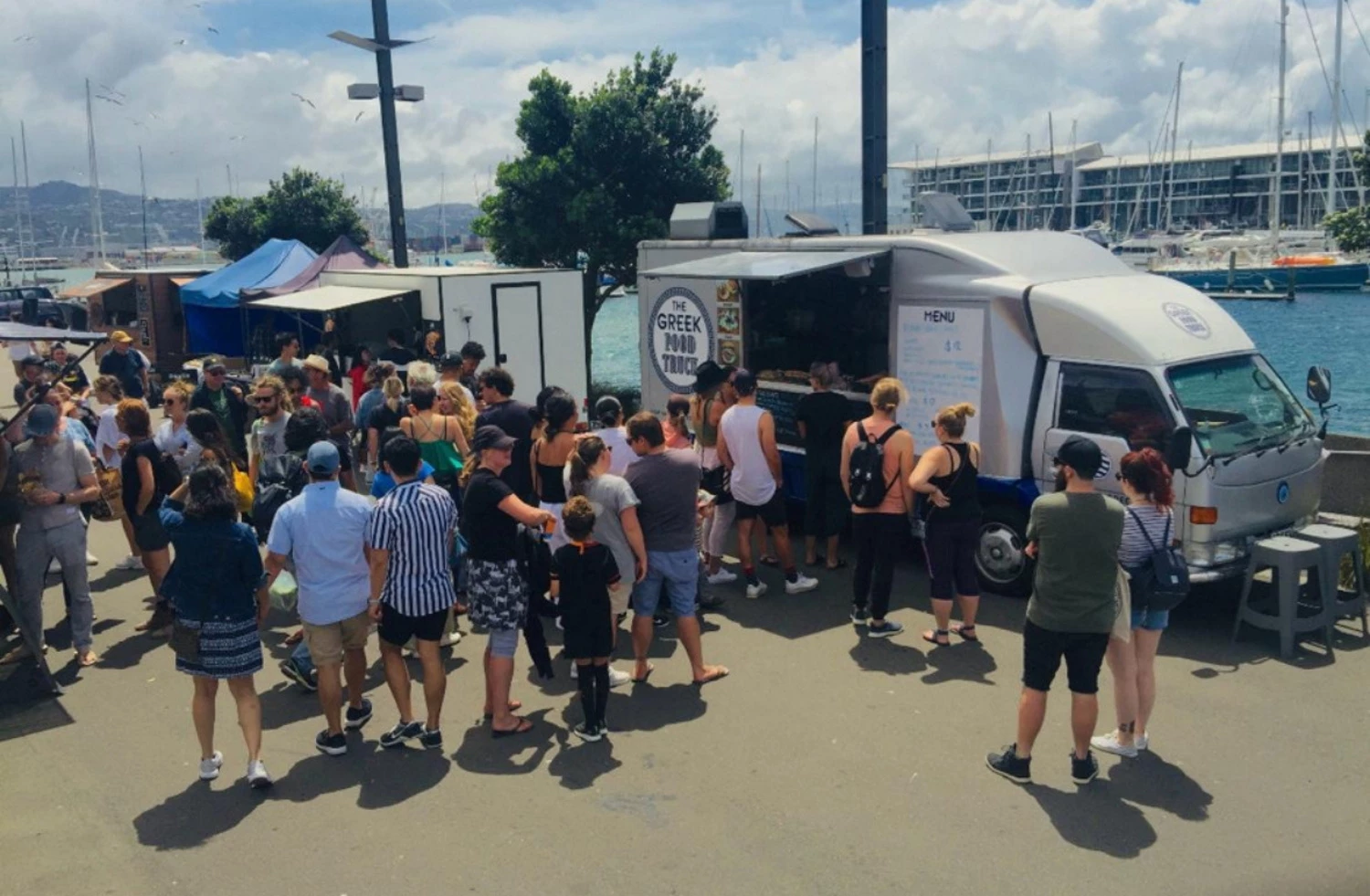 Ζευγάρι Ελλήνων έχει "τρελάνει" στους Νεοζηλανδούς | To street food με άρωμα Ελλάδας που σερβίρει