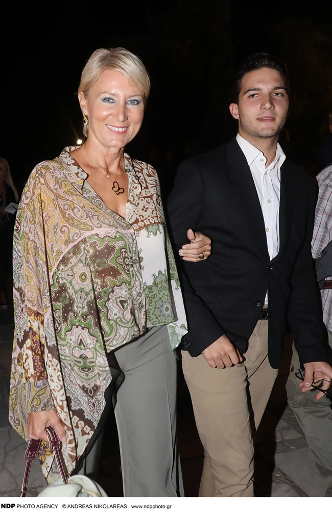 Νατάσα Παζαΐτη | H chic εμφάνιση στο Ηρώδειο στο πλευρό του 20χρονου γιου της, Αλέξανδρου Καραμανλή