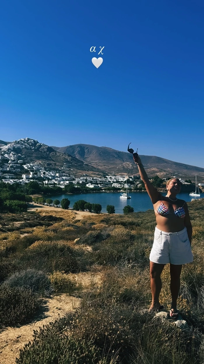 H Δανάη Μπάρκα με λευκό σορτς στις διακοπές της στη Σέριφο | Πώς θα υιοθετήσεις το look