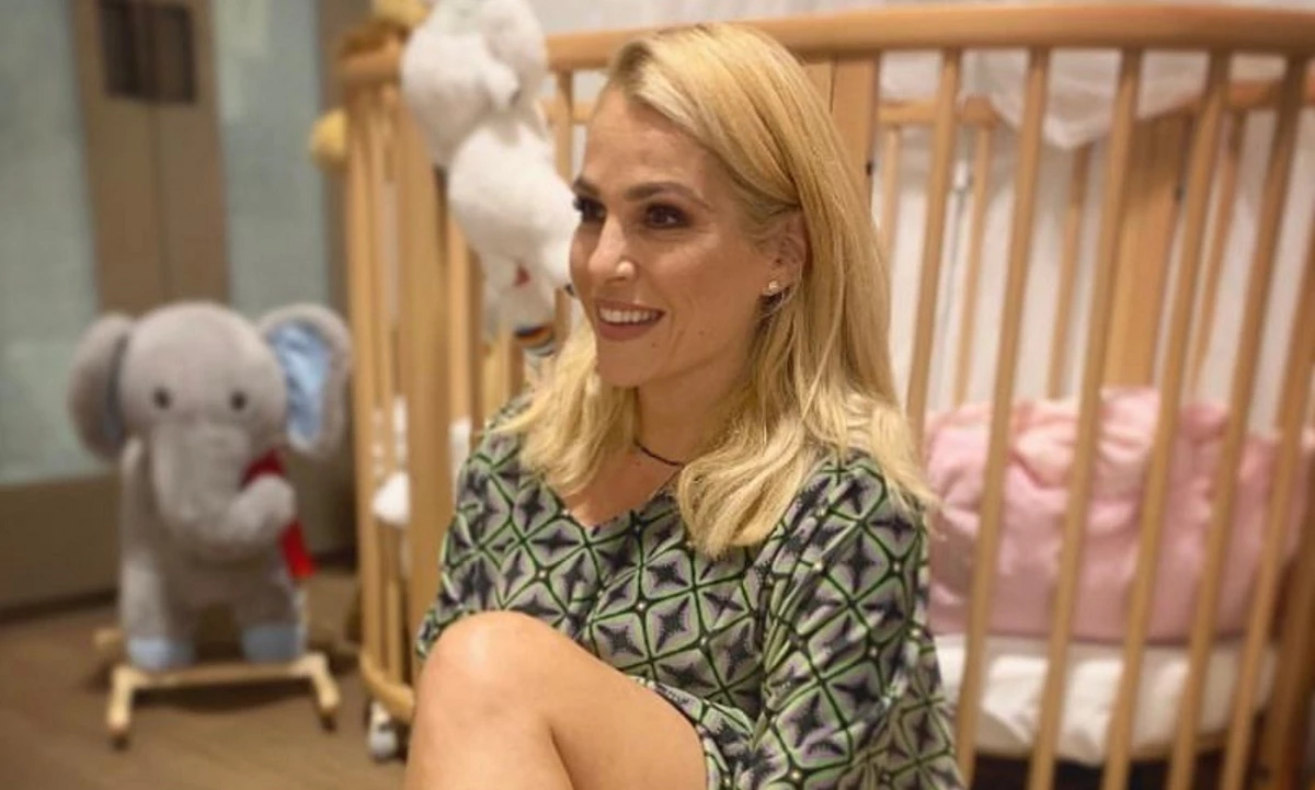 Μικρή ραδιοφωνική παραγωγός | Η κόρη της Τζένης Μπότση βαδίζει στα χνάρια της μαμάς της