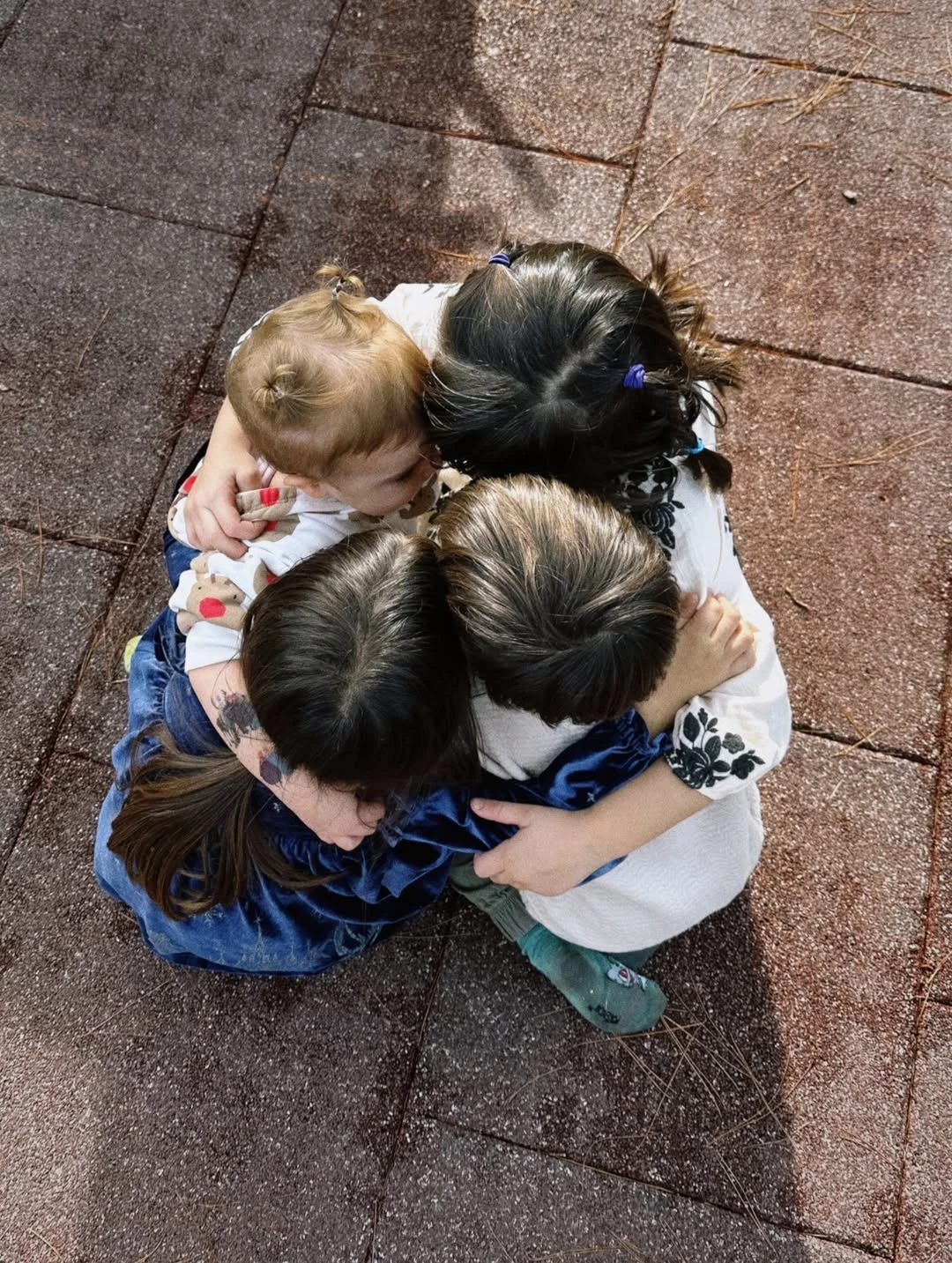 Η Ολίβια Στρατή με τις φίλες της