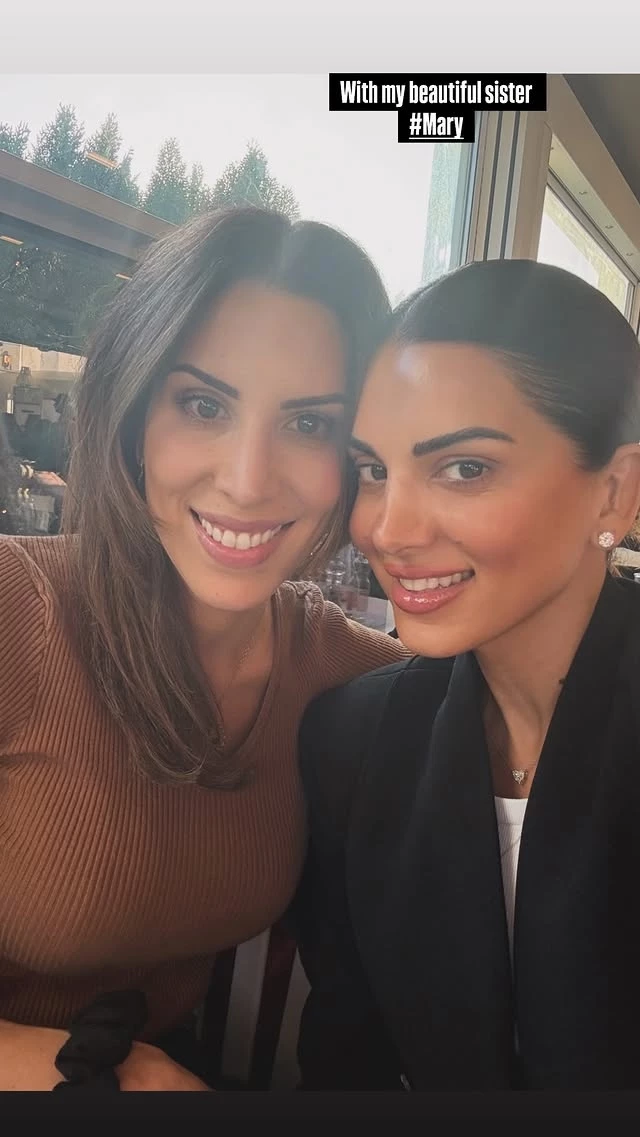 Η Σταματίνα Τσιμτσιλή ποζάρει με την αδερφή της