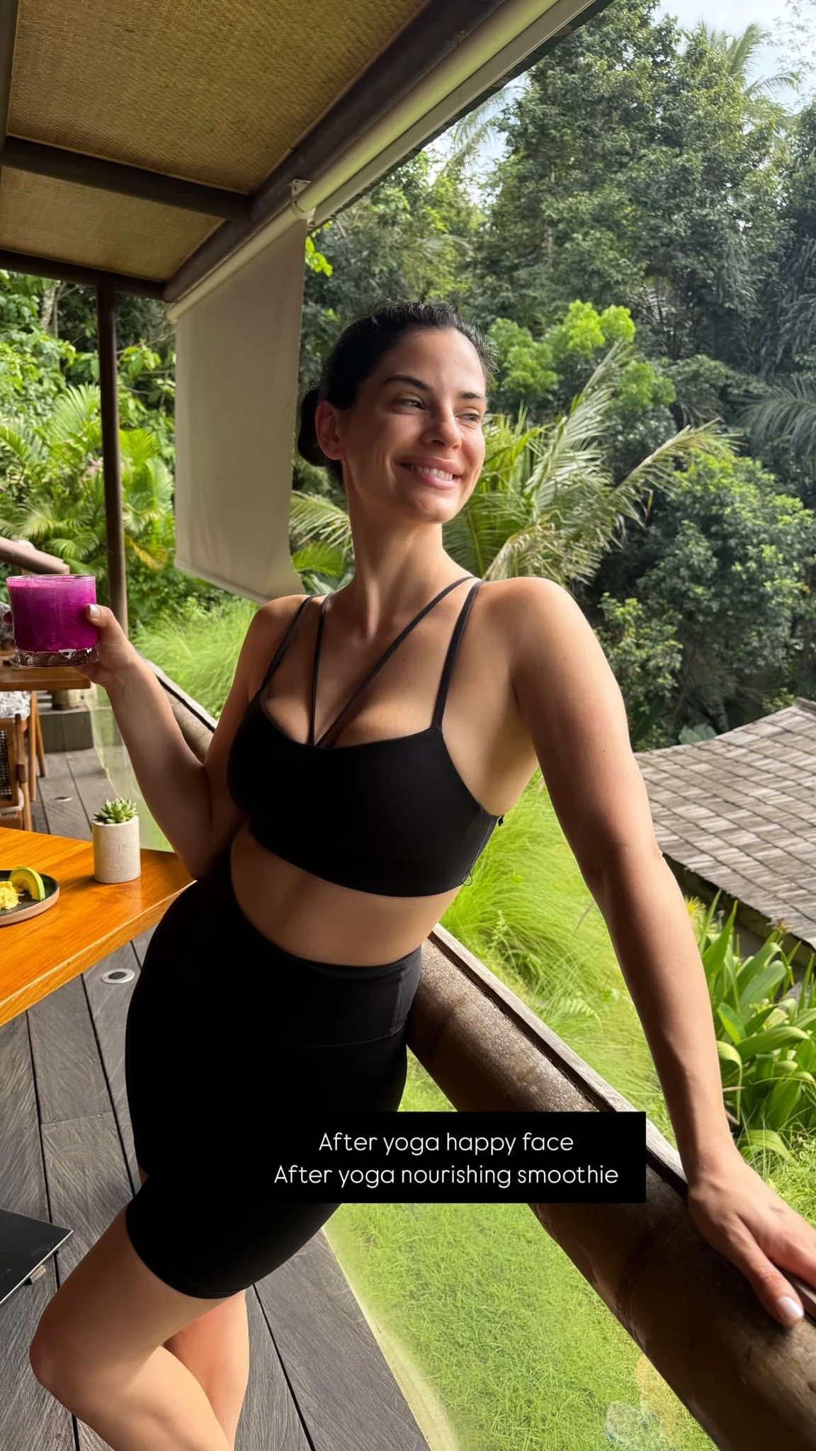 Χριστίνα Μπόμπα | Κάνει yoga με θέα το "παραδεισένιο" Μπαλί