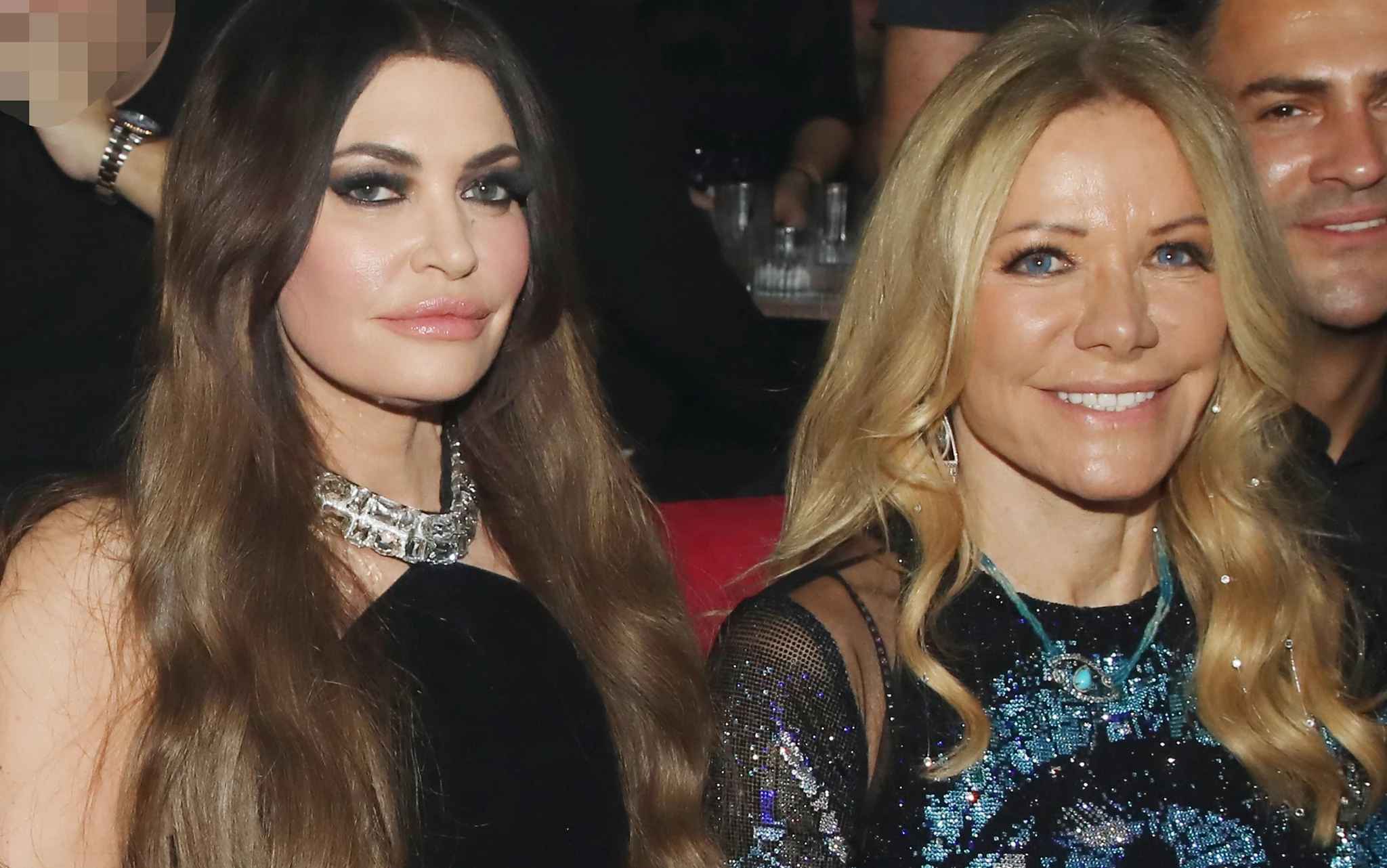 Η Μαριάννα Λάτση στην πρεμιέρα του Κωνσταντίνου Αργυρού & της Δέσποινας Βανδή | Με mini φόρεμα πλάι στην Κίμπερλι Γκιλφόιλ