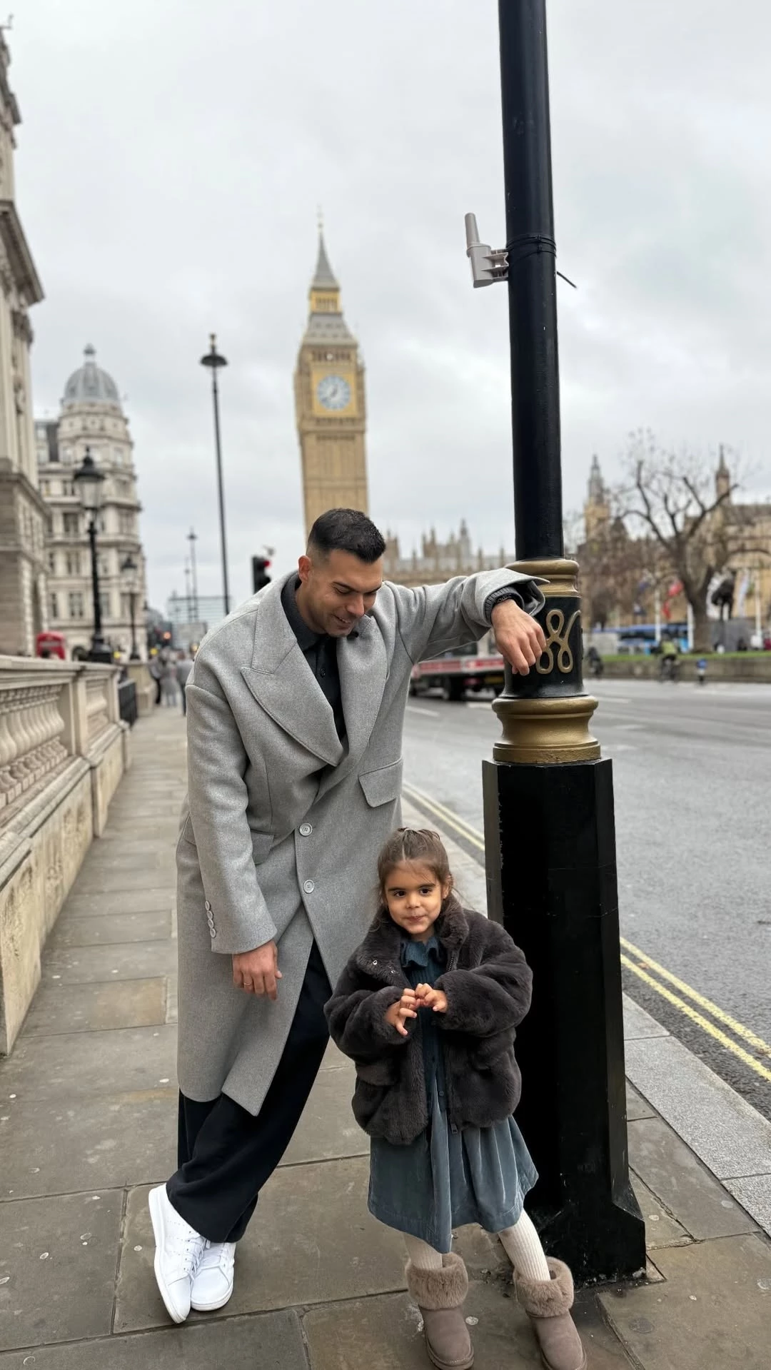Ο Κώστας Σλούκας με την κόρη του στο Λονδίνο