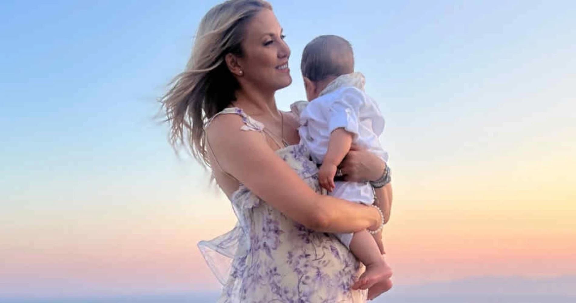 Η Φωτεινή Πετρογιάννη με ψηλοτάκουνα πέδιλα Envie Shoes στη βάφτιση του γιου της