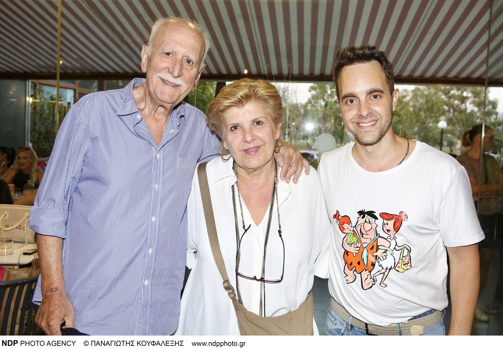 Γιώργος Παπαδάκης Τίνα Παπαδέλη Λάζος Μαντικός στα γενέθλια της κόρης του τελευταίου