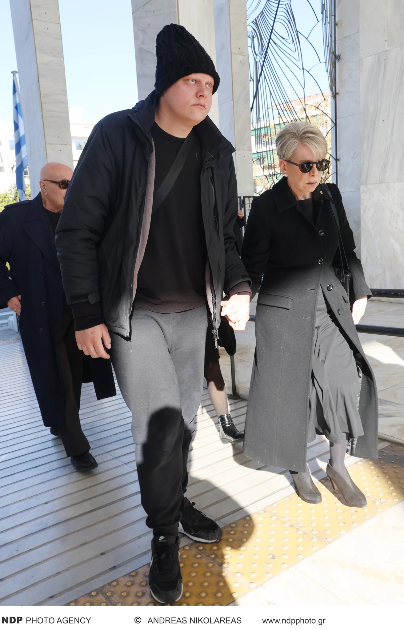 Η Ελενα Ακρίτα στην κηδεία της μητέρας της με τον γιο της Παύλο Αρζόγλου