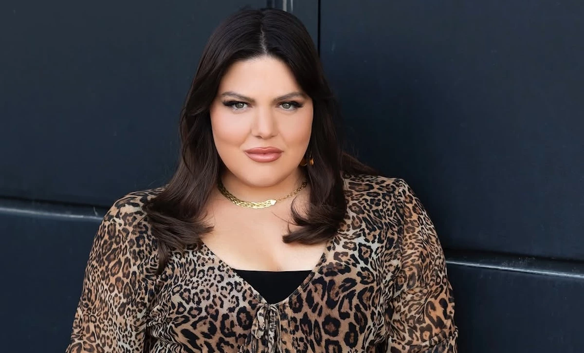 H Δανάη Μπάρκα με milky white nails | Το κομψό μανικιούρ της σεζόν