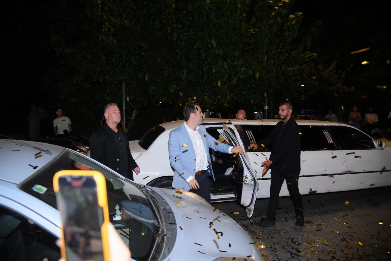 Όταν ο Μάκης που κέρδισε το Eurojackpot σκάει με λιμουζίνα και κερνάει όλο το μαγαζί [vid]