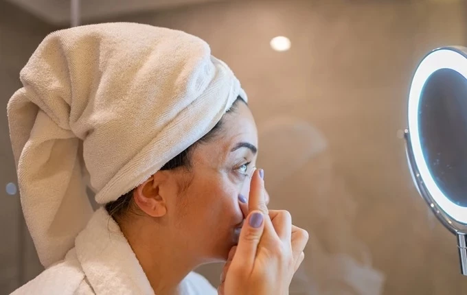 Ο σοβαρός λόγος που δεν πρέπει να φοράς φακούς επαφής στο μπάνιο