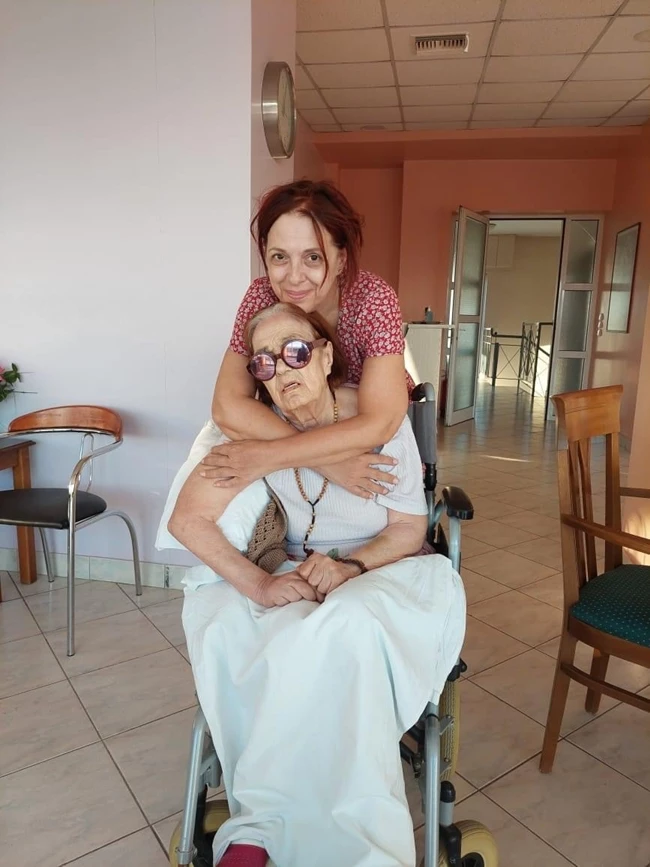 "Η αγάπη και η φροντίδα ανασταίνει…" | Η Ελένη Ράντου σε μία σπάνια φωτογραφία με τη μητέρα της