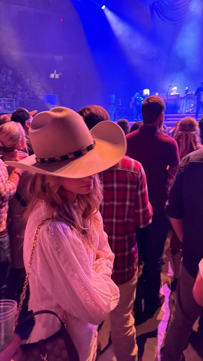 Η σωστή η Τεξανή| H Αμαλία Κωστοπούλου φόρεσε cowboy hat και το τέλειο λευκό φόρεμα σε country συναυλία