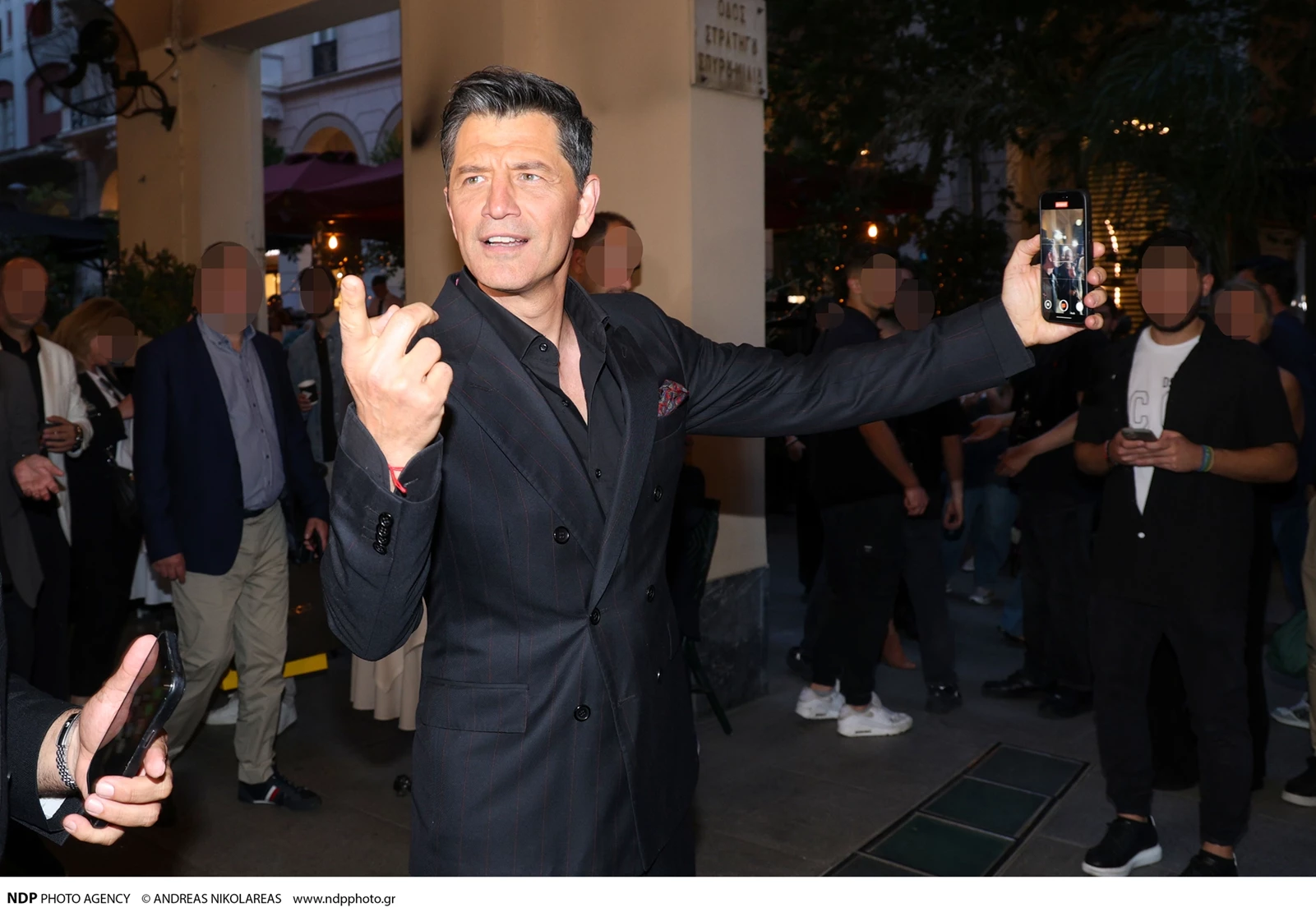 Iconic duo | Ο Σάκης Ρουβάς ποζάρει με τον Σωτήρη Κοντιζά και η Τετάρτη μας έγινε μόλις πιο ανάλαφρη και γλυκιά