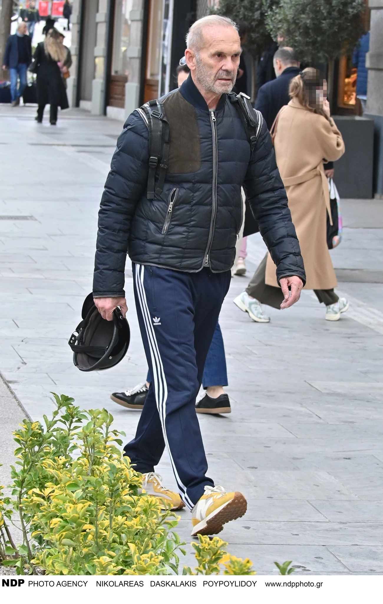 Ο Πέτρος Κωστόπουλος σε χαλαρή βόλτα στο κέντρο της Αθήνας