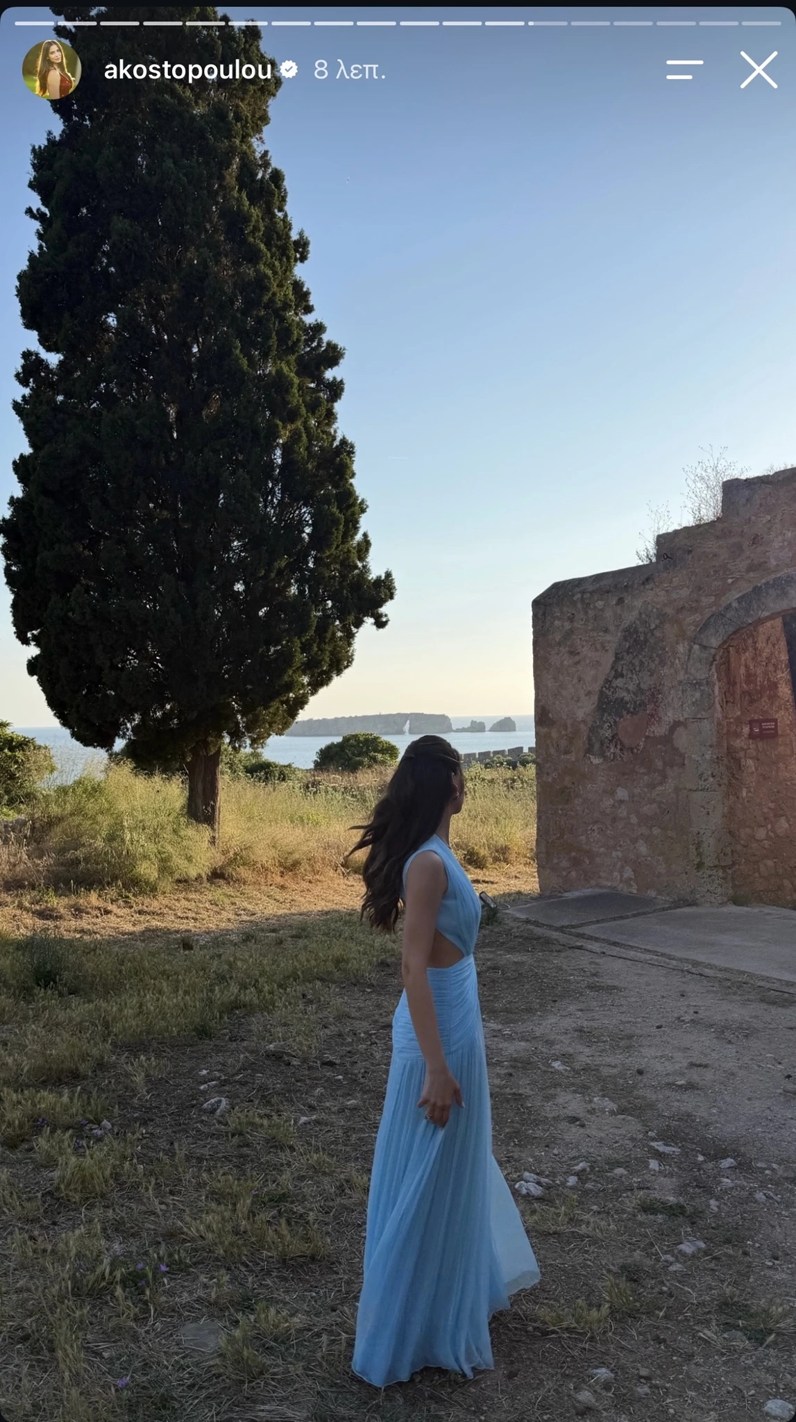 Η Αλεξάνδρα Κωστοπούλου με γαλάζιο εξώπλατο φόρεμα Έλληνα σχεδιαστή στον γάμο της αδερφής της, Αμαλίας