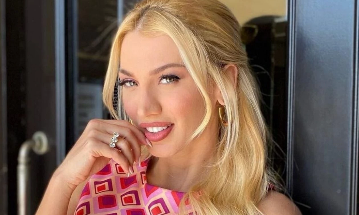 Κωνσταντίνα Σπυροπούλου | Η ανανεωμένη εμφάνιση με total black outfit στην ηλιόλουστη βόλτα της