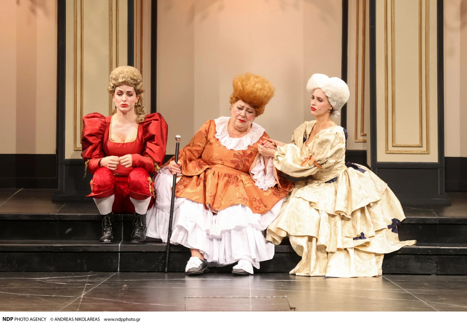 Ιζαμπέλλα Φούλοπ & Γιώργος Δερβίσης | Αγκαλιά στη θεατρική πρεμιέρα της ηθοποιού