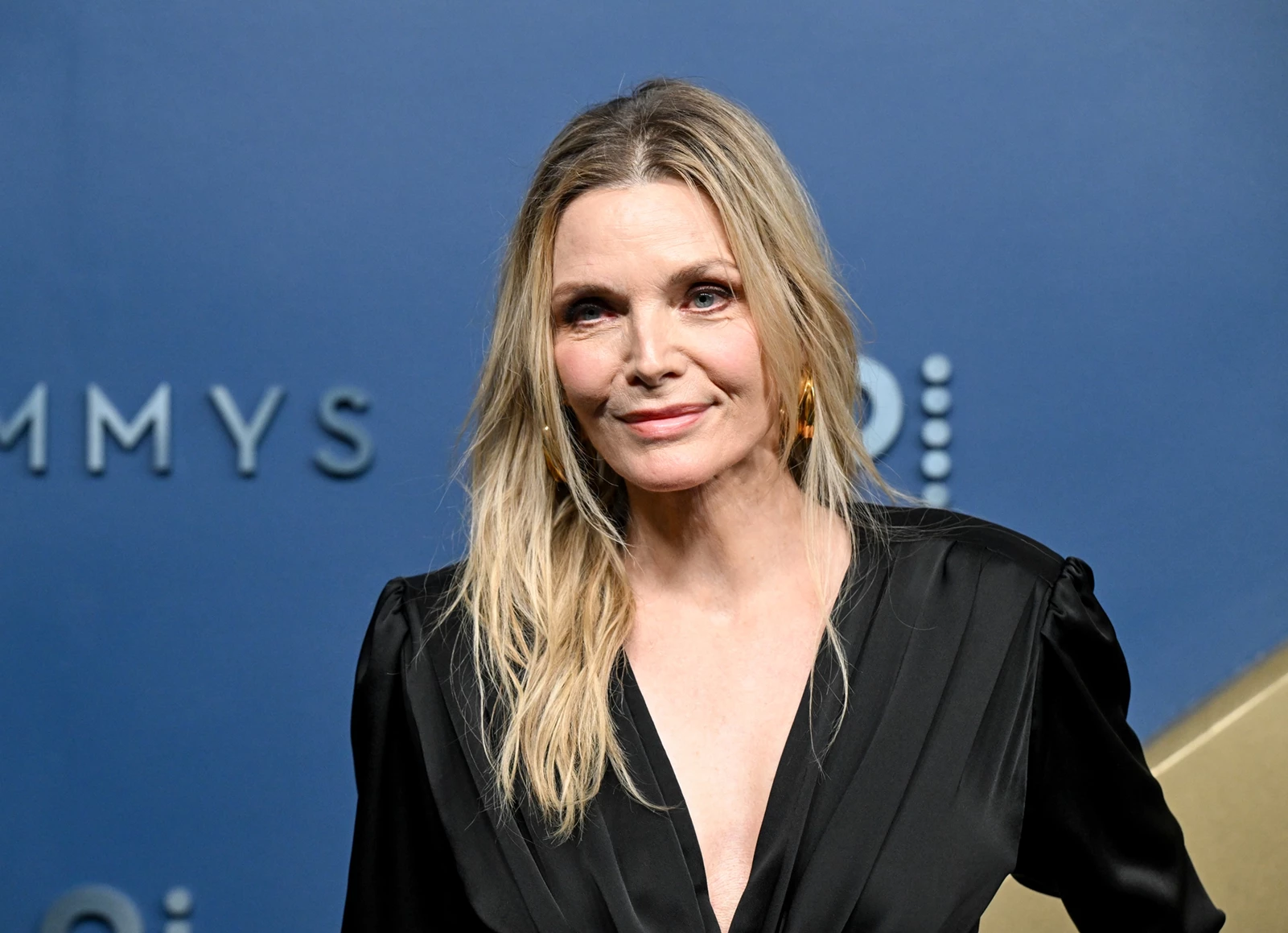Michelle Pfeiffer | Το undone hair look της στα Emmy Awards είναι ό,τι πιο κολακευτικό αν θέλεις να δείχνεις χρόνια νεότερη